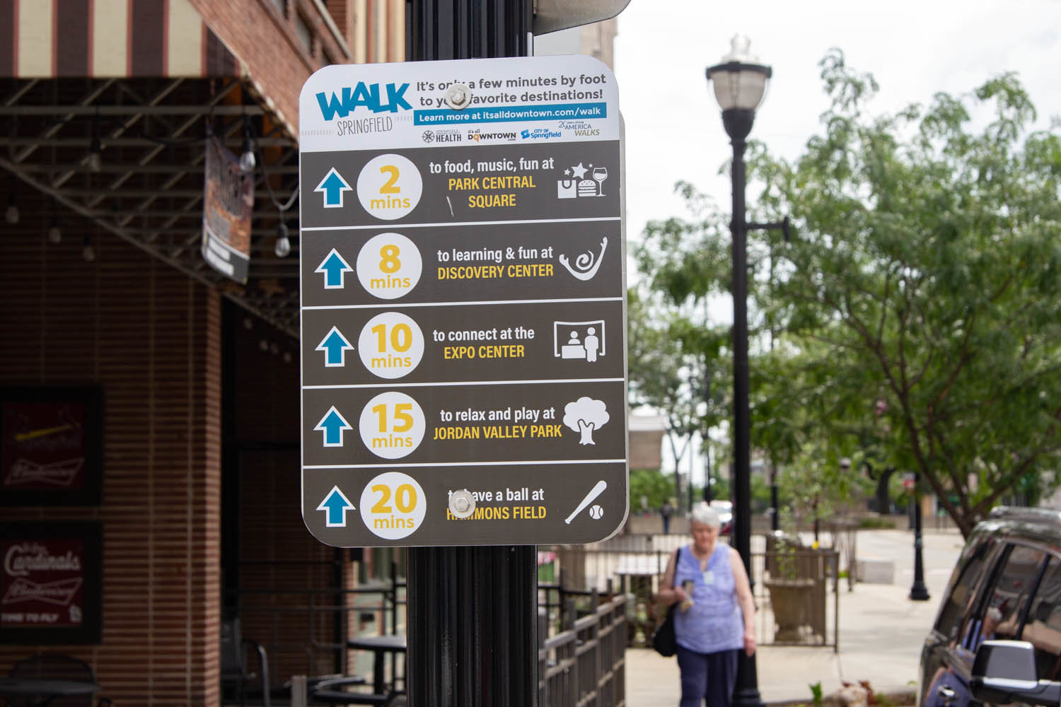 A sign near the intersection of Park Central West and Campbell Avenue provides a guide for walking visitors.